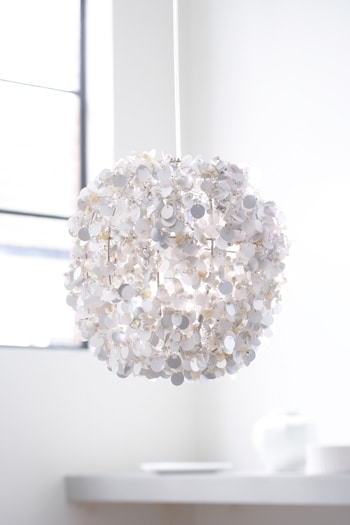 beeld vtwonen Een lamp om plaats voor te maken. Deze ivoren glitterbol is gedecoreerd met pailletten en parels. Fotografie Simone de Geus.