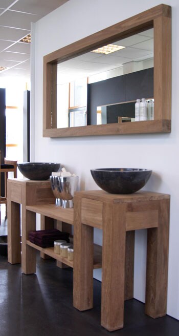 beeld vtwonen Haal de natuur in je badkamer. Deze robuuste houten badkamermeubels zorgen voor een natuurlijke sfeer in ieders badkamer. De elementen zijn verkrijgbaar bij De Troubadour.