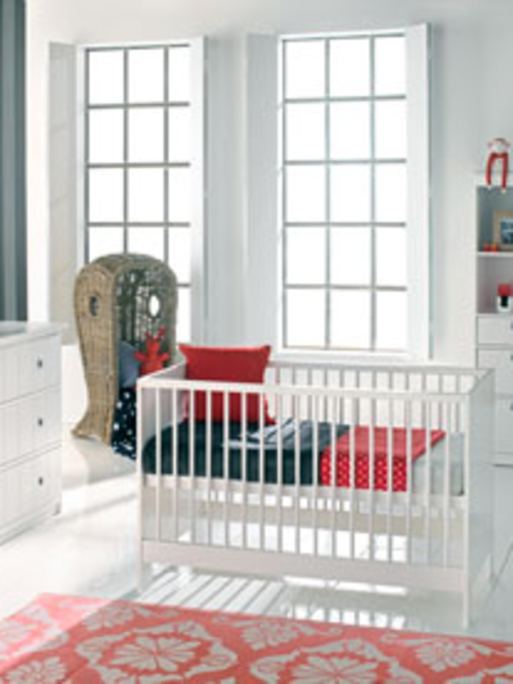 zwarte babykamer met witte meubels en rode accenten