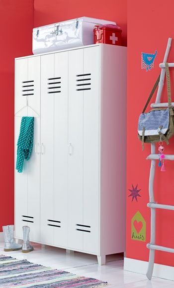 beeld vtwonen Met deze stoere kledinglocker maakt ieder kind de blits. Extra rommeltjes kunnen in de opbergmand gedaan worden. Helemaal hip om de ladder als kapstok voor leuke items te gebruiken. De muur is geverfd in de kleur Blij van vtwonen kleuren. Locker en opbergmand van de vtwonen juniorcollectie. Fotografie Fotolemaire.nl.