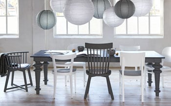 beeld vtwonen Die zet je meteen midden in je kamer: een prachtige designtafel met leistenen bovenblad van Gervasoni. Combineer deze dure tafel met de betaalbare lampenbollen van Ikea (witte) en Xenos (grijze). Door in plaats van twee zeven lampen op te hangen creëer je een grootse uitstraling. Fotografie Simone de Geus.