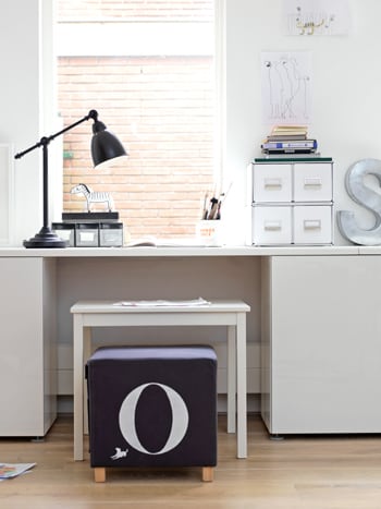 beeld vtwonen Leuk voor de kinderen: sjabloneer hun eerste letter op de poef die ze mogen gebruiken. Deze speel annex werkplek is ingericht met producten van Ikea. Fotografie Fotolemaire.nl.