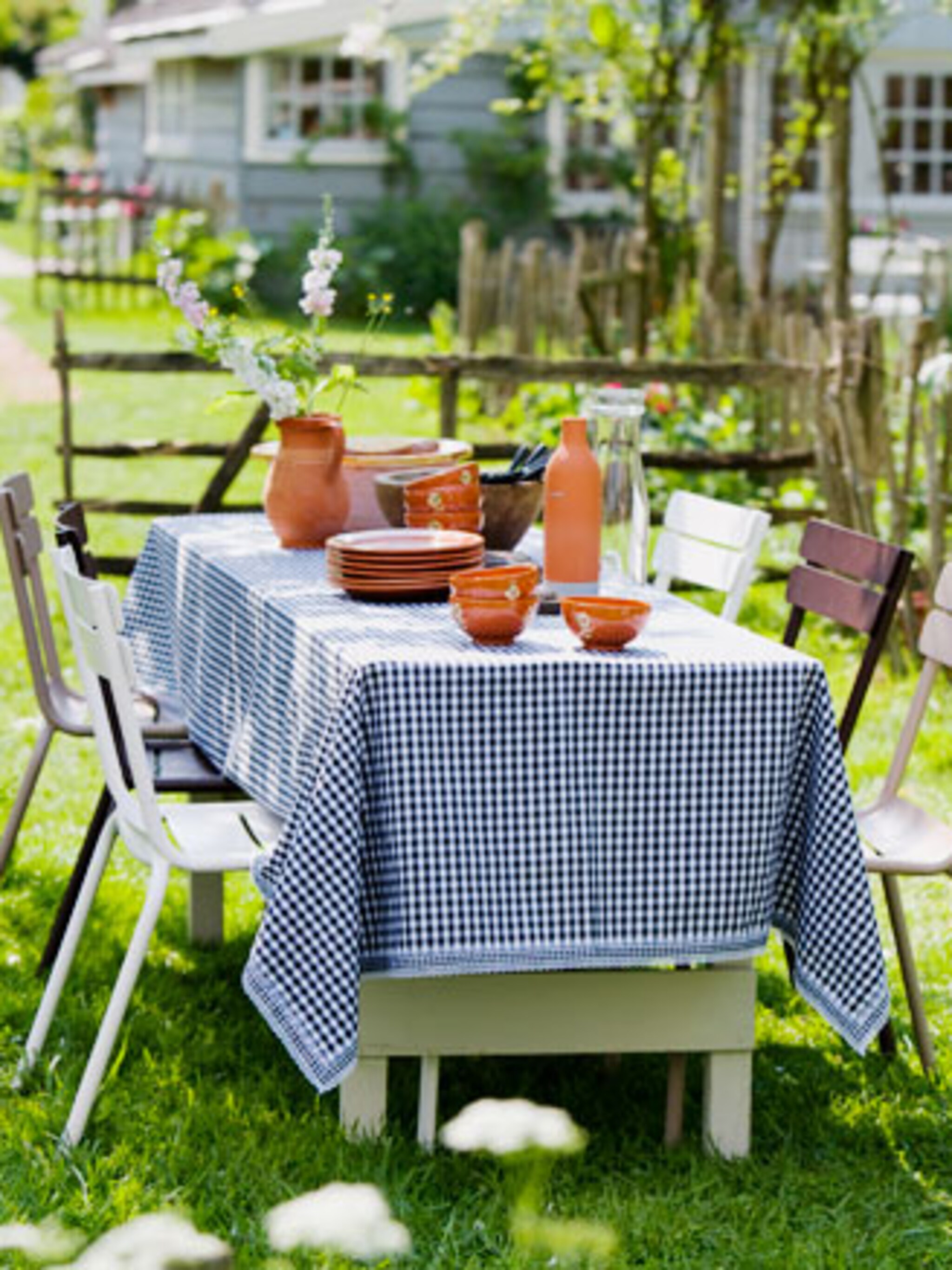 geruit tafelkleed voor een zomerse lunch