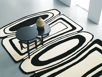 beeld vtwonen Tapijt Native van Mexx Home bestaat uit vier geschakelde, zwart-witte vlakken met tegenovergestelde grafische dessins. Voor een spannend, bijna cartoonachtig effect.