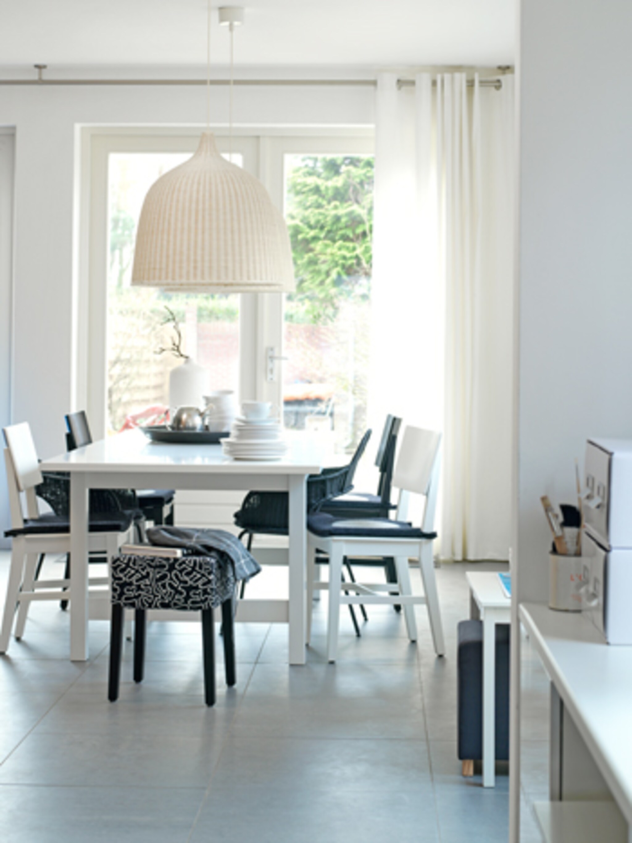 witte eetkamer met zwarte accenten