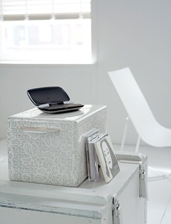 beeld vtwonen Deze 'kanten' box van keramiek is er in allerlei dessins. Hij herbergt een computer waarin een audio-videobesturingssysteem is opgenomen. Over mooi en handig gesproken. De box is van Plush Department. De witte kist is van Combitex en de witte stoel van De Toonkamer. Fotografie Bob Eshuis.