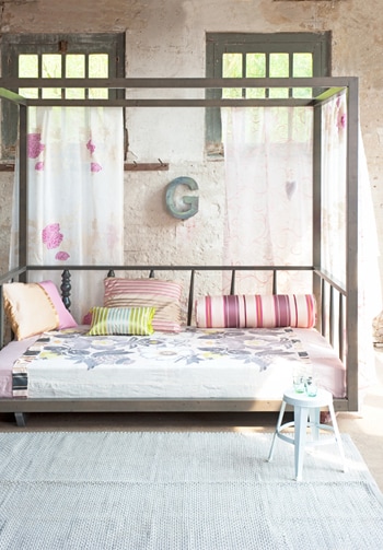 beeld vtwonen Met een loungebed als dit heb je verder maar weinig nodig voor een optimaal zomergevoel. Transparante stoffen om het zonlicht te filteren, zachte pastels voor de hoed, gecombineerd met een frisse streep op de kussens. Stoffen zijn van Chivasso, kussens van Designers Guild en Ikea, het vloerkleed van H&amp;M. Fotografie Dennis Brandsma.