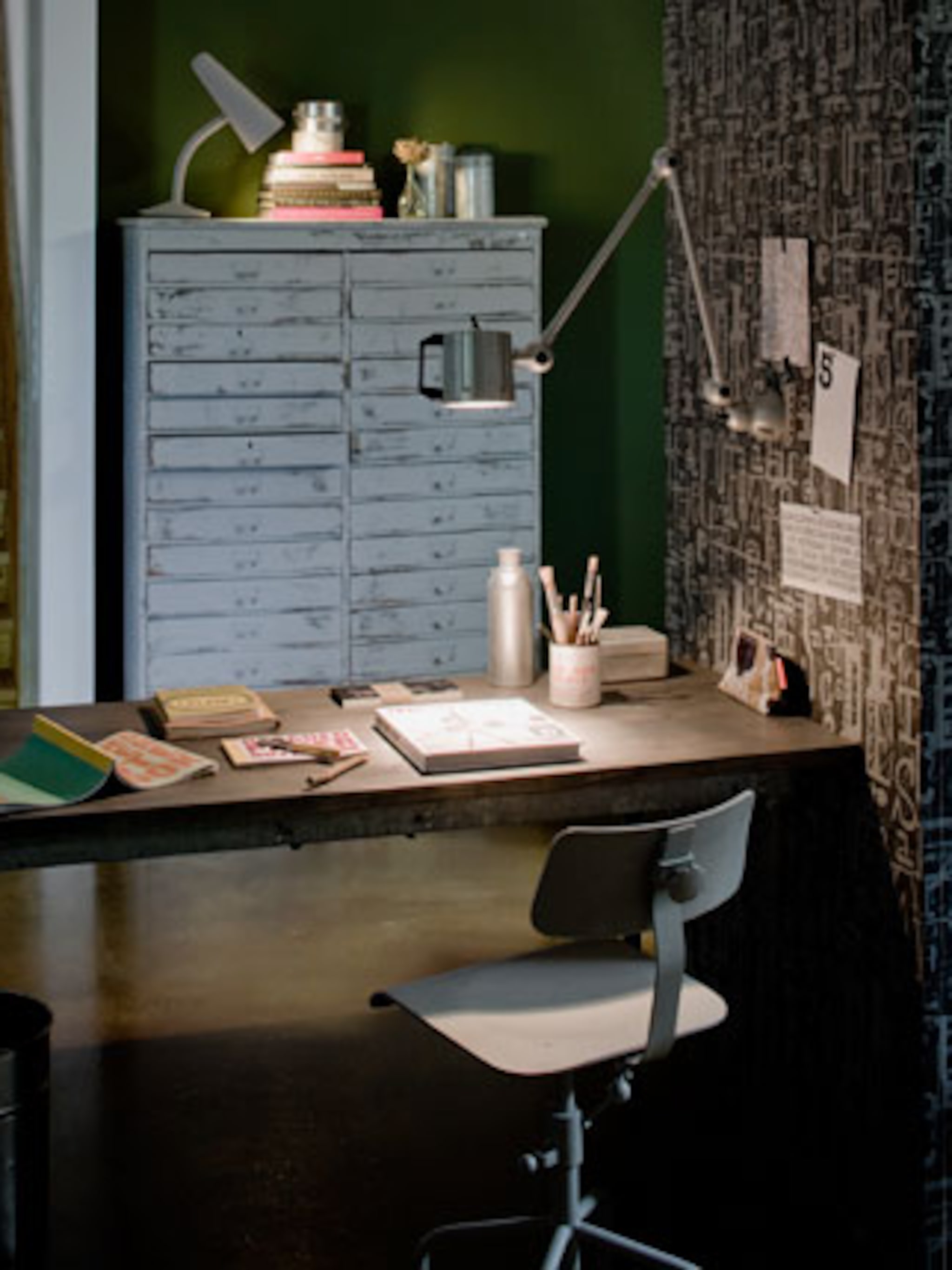 bureaulamp aan de muur