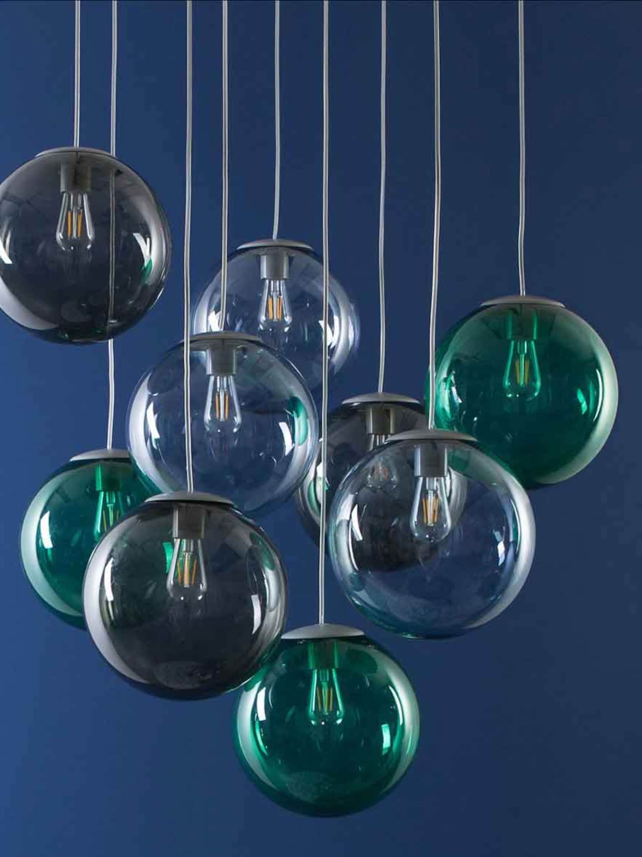 stralend licht van een lamp met negen glazen bollen