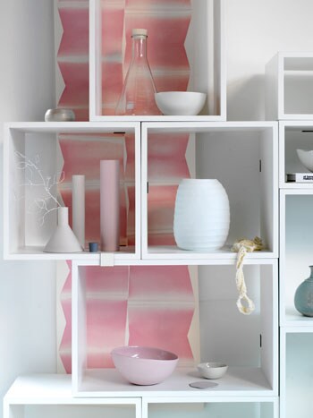 beeld vtwonen Deze witte vakkenkast van Muuto is opgebouwd uit drie verschillende maten kubussen. Op deze manier kun je de kast geheel naar eigen wens opbouwen. Houd het beeld rustig door te kiezen voor accessoires in dezelfde tinten. Fotografie Fotolemaire.nl.