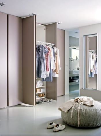 beeld vtwonen Deze garderobekast heeft een wel heel handig systeem. De hangstok kan naar voren gehaald worden zodat de kleding in daglicht bekeken kan worden. Fotografie Jeroen van der Spek.
