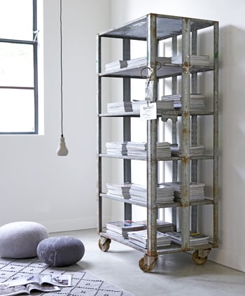 beeld vtwonen Kies maar alvast een plek! Deze originele metalen PTT vakkenkast biedt volop ruimte om te pronken met je boeken, servies en accessoires. Hij is zowel onbewerkt als in het wit verkrijgbaar. Fotografie Simone de Geus.