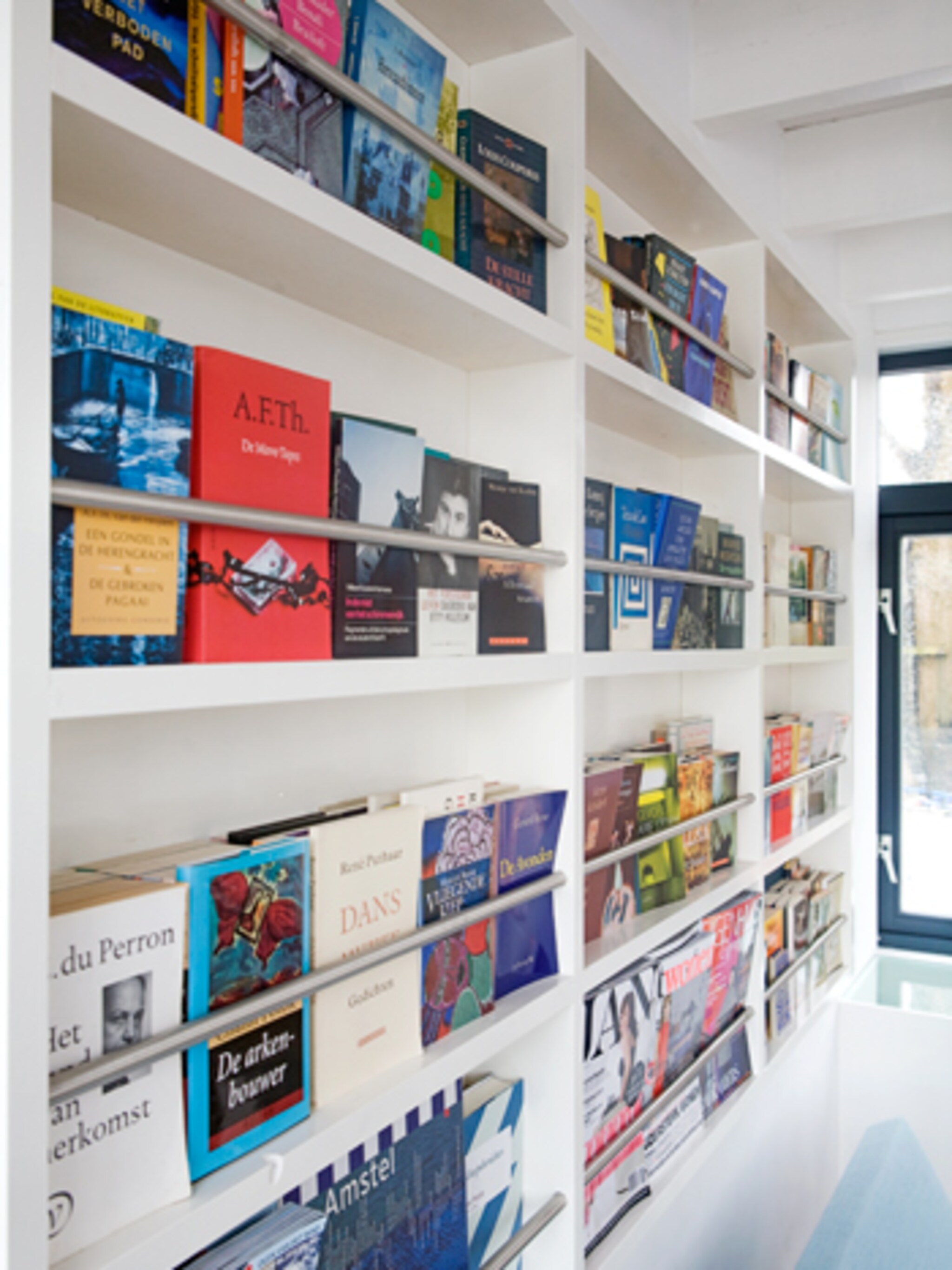 zwevende boekenkast voor alle bijzondere boeken
