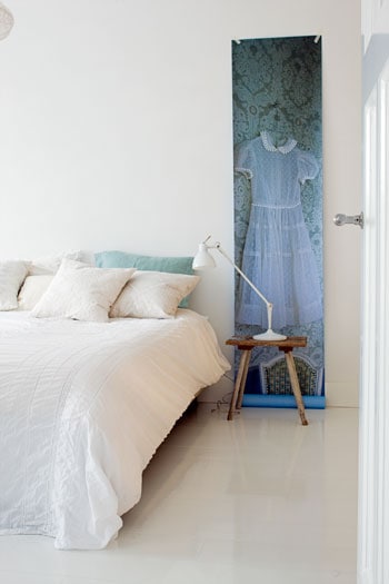 beeld vtwonen De slaapkamer is gehuld in wit wat de lichte kamer extra zonnig maakt. Het behangpaneel van The Collection is op deze manier een echte eyecatcher. Fotografie Jeroen van der Spek.