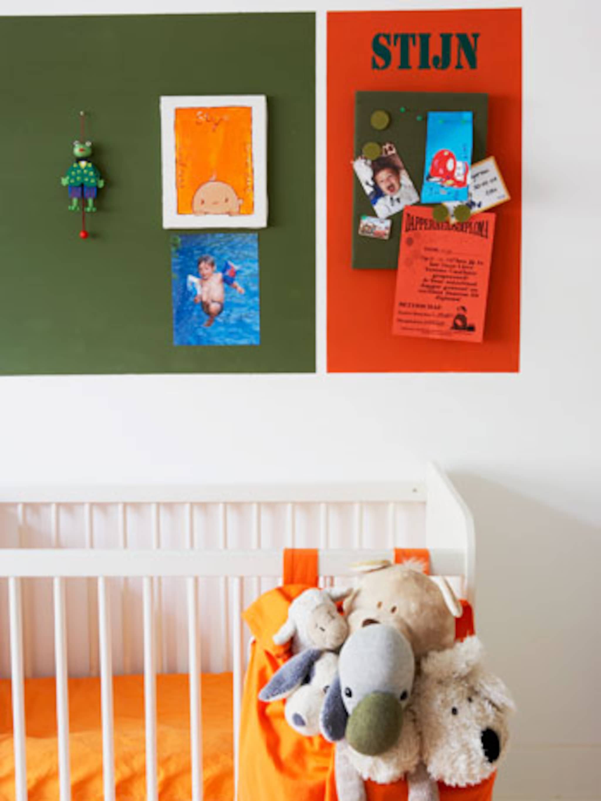kleurrijke kinderkamer met vakken op de muur