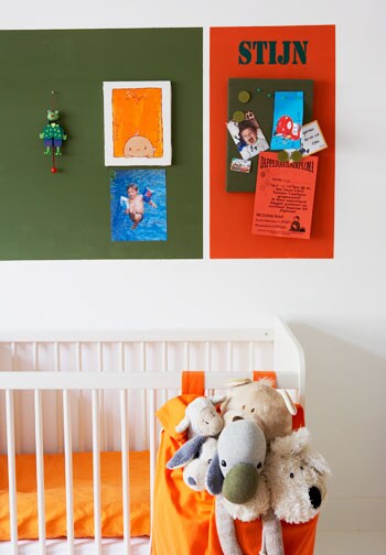 beeld vtwonen Leuk voor in de kinderkamer, maar ook in andere ruimtes: schilder vakken op de muur waar je dan weer dingen in kan hangen. Dit geeft een speels en vrolijk effect. Uiteraard kan je ook voor meer sobere kleuren kiezen. Fotografie Simone de Geus.