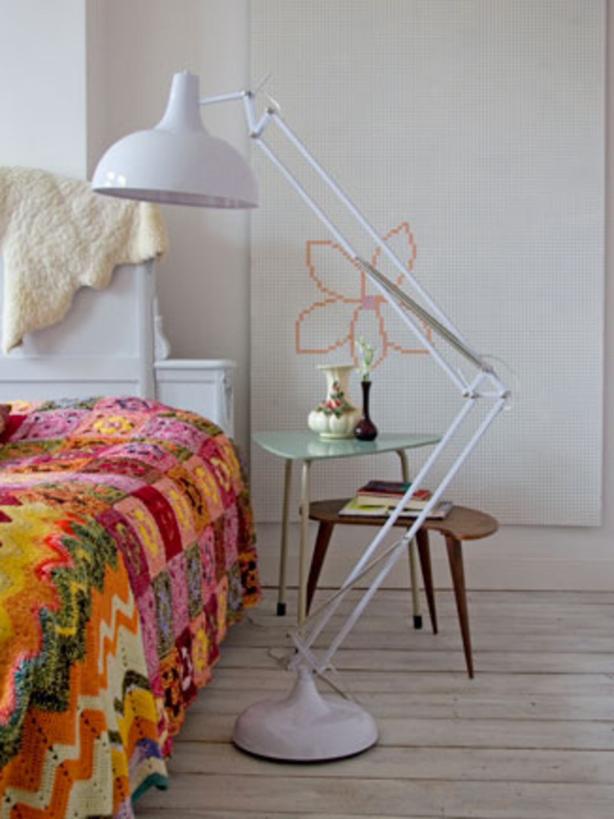 creeer sfeer in de slaapkamer met een gehaakte kleurrijke sprei