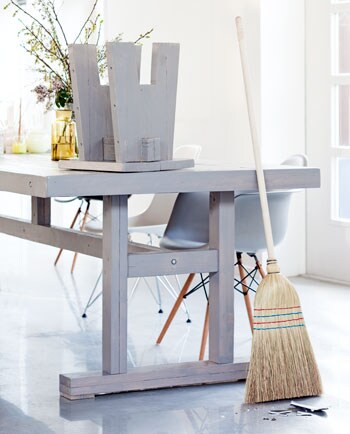 beeld vtwonen Geef stoer steigerhout een mooie grijze kleur en het resultaat is deze toptafel voor binnen en buiten. De bouten en het onderstel geven de tafel een stoere uitstraling. Fotografie Bart Brussee.