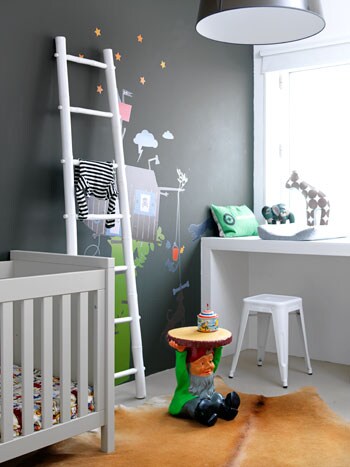 beeld vtwonen Een kleine kinderkamer die zo practisch is ingericht dat er toch genoeg speelruimte is. Op de muur mag ook getekent worden. Het kinderbedje is gekocht bij Keer in Huis, de ladder en het krukje zijn van Nijhof.
