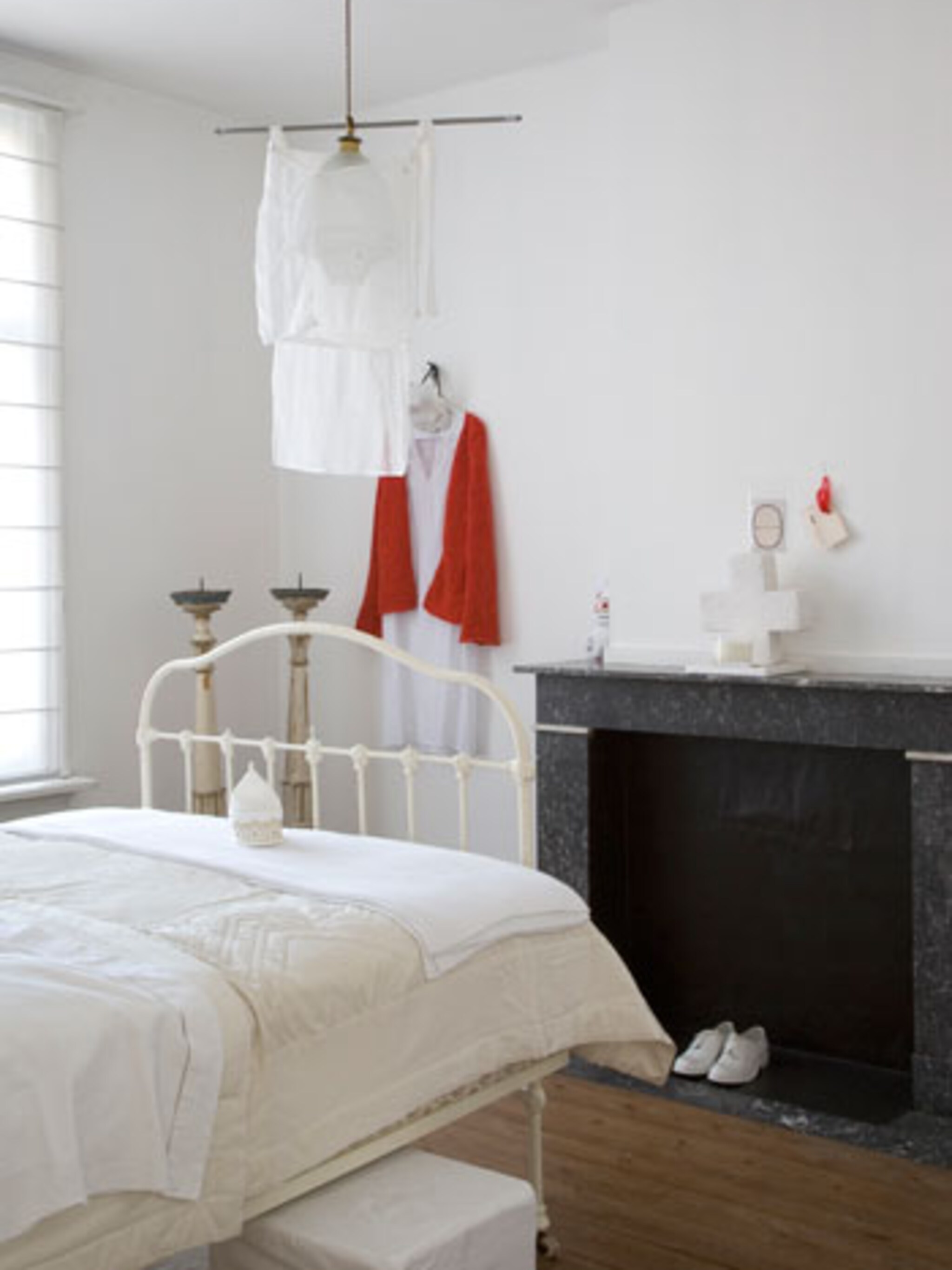 witte slaapkamer met rood accent