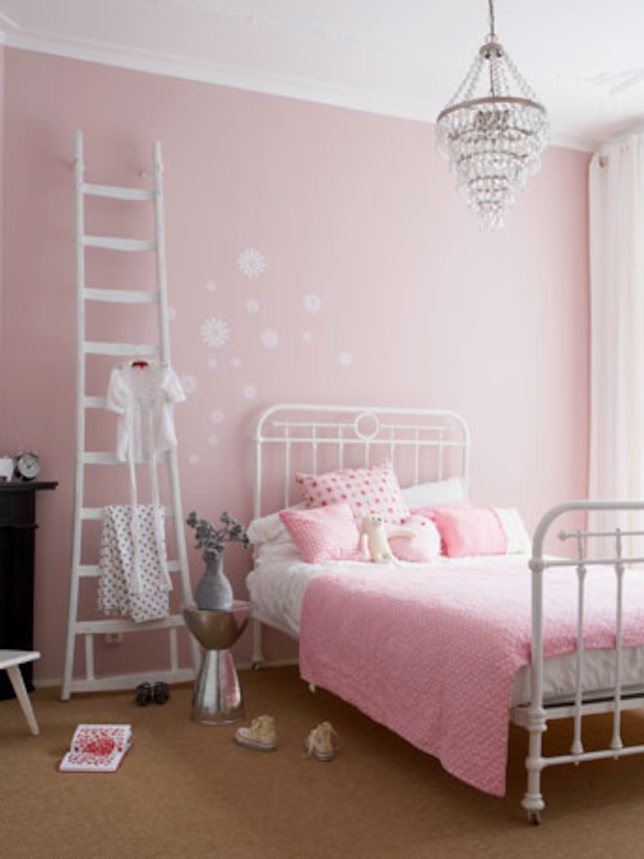 lieve roze meisjeskamer