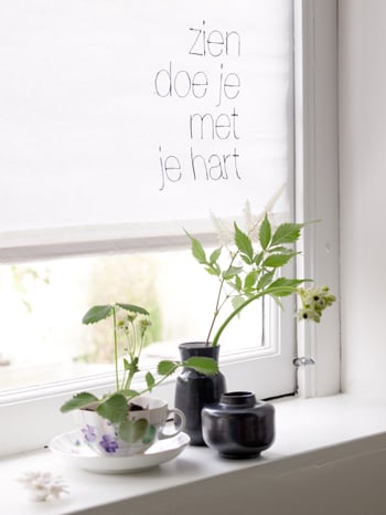 beeld vtwonen Een rolgordijn is niet alleen heel handig om ervoor te zorgen dat niet iedereen naar binnen kan kijken, het ziet er ook nog eens decoratief uit. Helemaal als er een mooie tekst op staat. Fotografie Tjitske van Leeuwen.