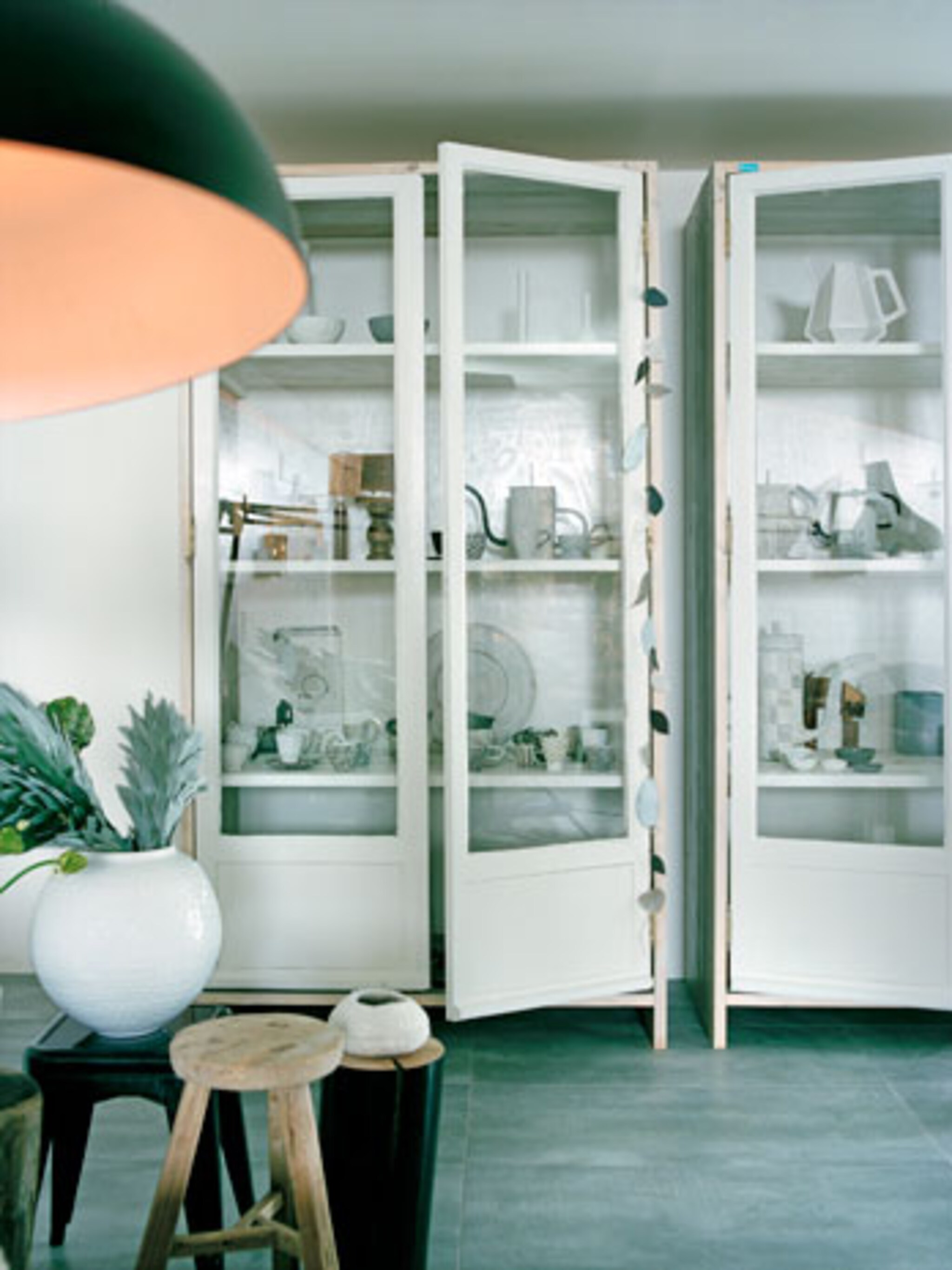 maak jouw eigen etalage met een witte houten vitrinekast