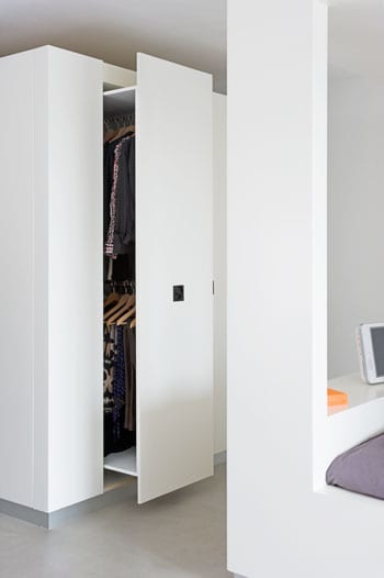 beeld vtwonen Kies voor lades in plaats van deuren. Deze kledingkast heeft manshoge lades zoals je ze wel ziet bij apothekerskasten. Je trekt ze naar voren uit. Fotografie Dennis Brandsma.