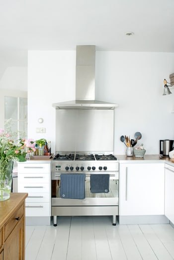 beeld vtwonen Ook al is deze keuken aardig klein, er staat een aanzienlijk groot fornuis. Dit geeft een stoere touch. Het fornuis is van Praxis. Fotografie Jantien de Bood.