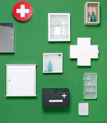 beeld vtwonen Handig: watten, pleisters en poeders op een vaste plaats in huis. Kies maar uit die medicijnkast. Rond kastje (Keck &amp; Lisa). Zilver kastje (Ikea). Witte kast met matglas (Nolita). Open kast (Xenos). Kruiskast (Wonen2000). Witte vierkante kast (Praxis). Witte houten kast (Vroeger &amp; Toen). Zwarte stalen kast (Neef Louis). Transparante kast (Keck &amp; Lisa). Kastje met kruis (Keck &amp; Lisa). Fotografie Ronald de Boer, Bas van Tol/ Studio 5982.