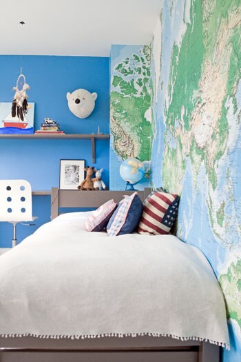beeld vtwonen In deze jongenskamer domineert de kleur blauw. Heel cool is het wereldkaartbehang uit Engeland (www.urchin.co.uk). Op deze manier krijgt je kind speels topografische kennis. Fotografie Hans Zeegers.