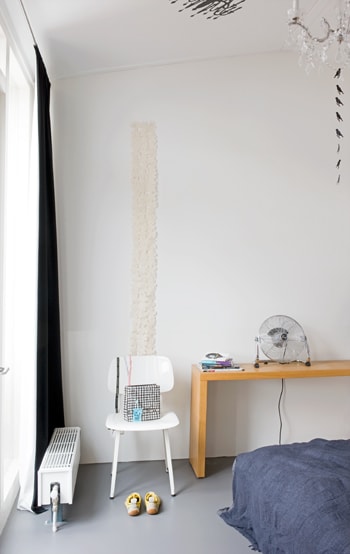 beeld vtwonen Ontbijt op bed zonder wiebelende bordjes op je schoot, dat kan met de side table van Ikea die ook dient als bedtafel. Door de wieltjes is hij makkelijk verplaatsbaar. De tas op de Revolt-stoel van Friso Kramer is van de fameuze inspiratiewinkel Corso Como in Milaan. De ventilator is van de Bijenkorf, de plaid over het bed van Ikea. Fotografie Dennis Brandsma.