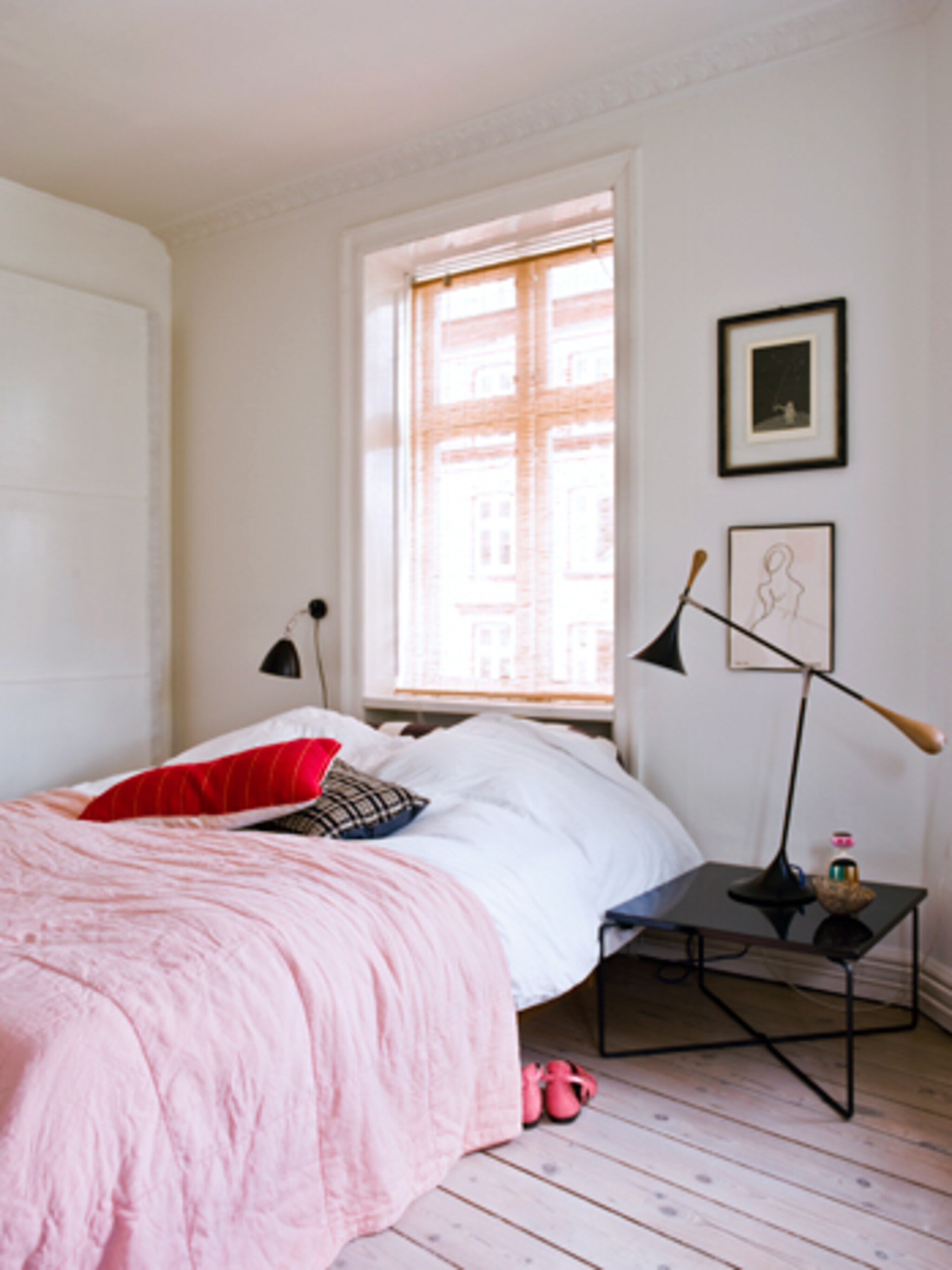 roze sprei en rood kussen
