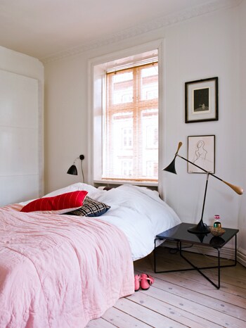 beeld vtwonen In deze slaapkamer is oud met nieuw gecombineerd. Het bedtafeltje is van stillebenshop.com en de tafellamp Beep van ontwerper Terence Conran. Fotografie Birgitta Wolfgang Drejer/ Sisters Agency.