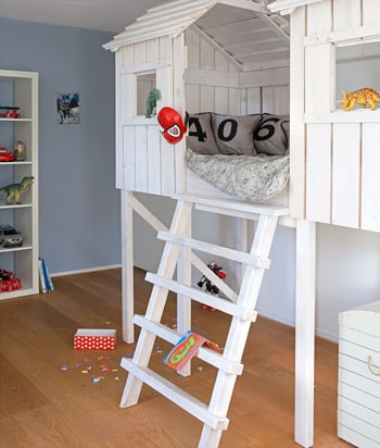 beeld vtwonen Superleuk voor elke stoere jongen: het boomhutbed van Piet Hein. Ook handig, want je hebt ook onder het bed nog ruimte om te spelen en om dingen op te bergen. Fotografie Simone de Geus.