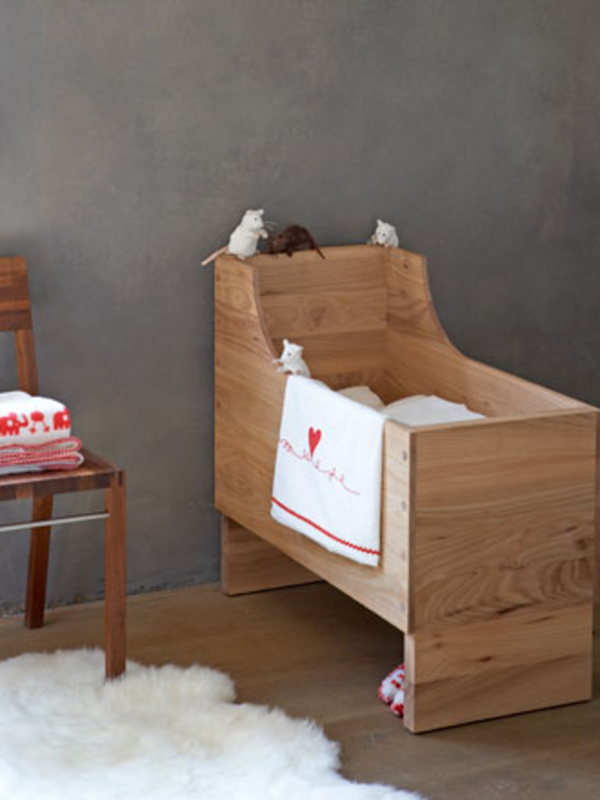kindje in het boerenleven houten wieg