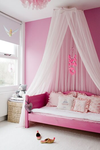 beeld vtwonen Bijna ieder meisje is dol op roze en dromen van zo'n romantische kamer. Een klamboe is niet alleen praktisch, maar geeft vooral heel erg veel sfeer. Fotografie Hans Zeegers.