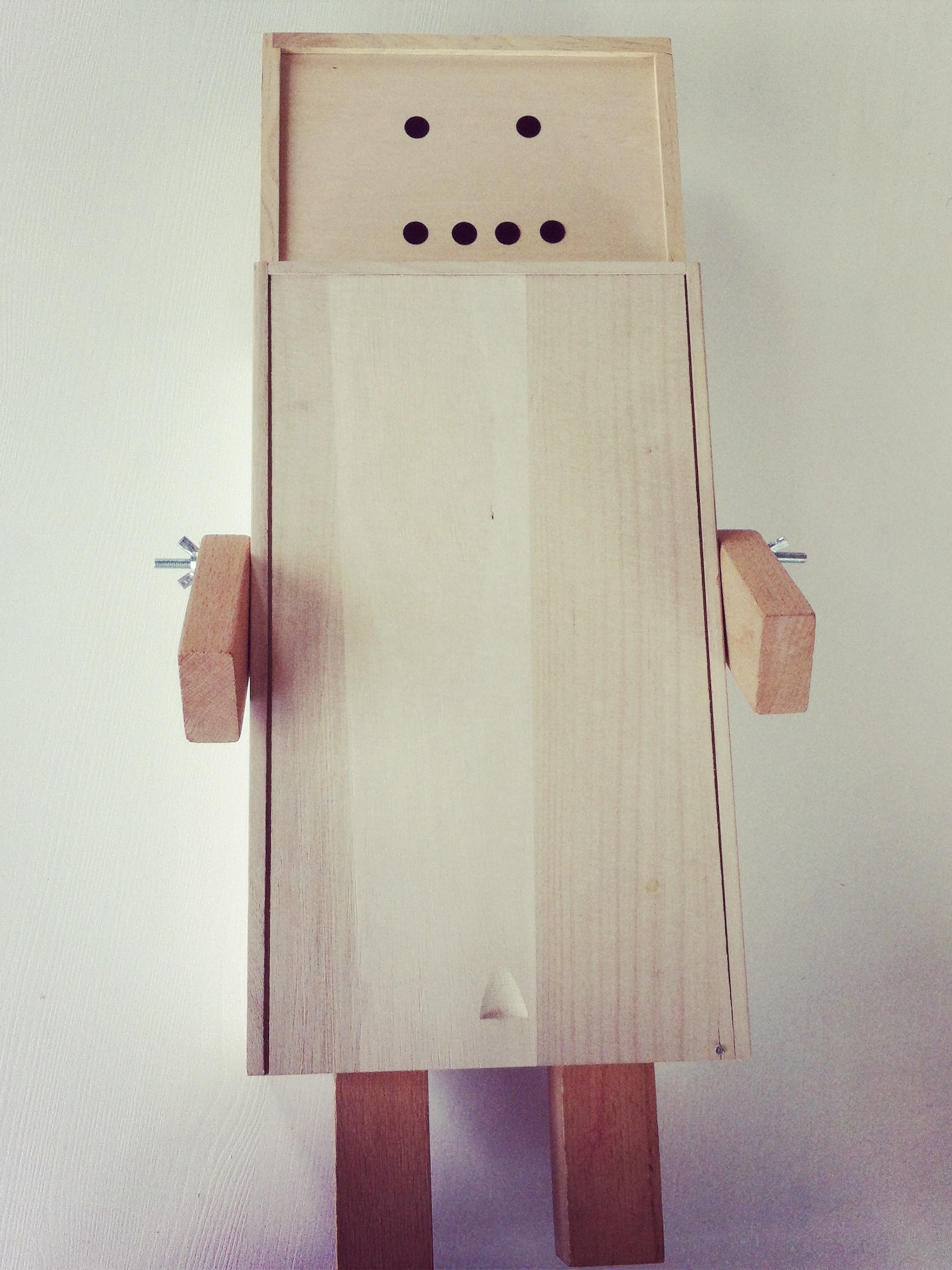 zelfgemaakte robot opberger van hout