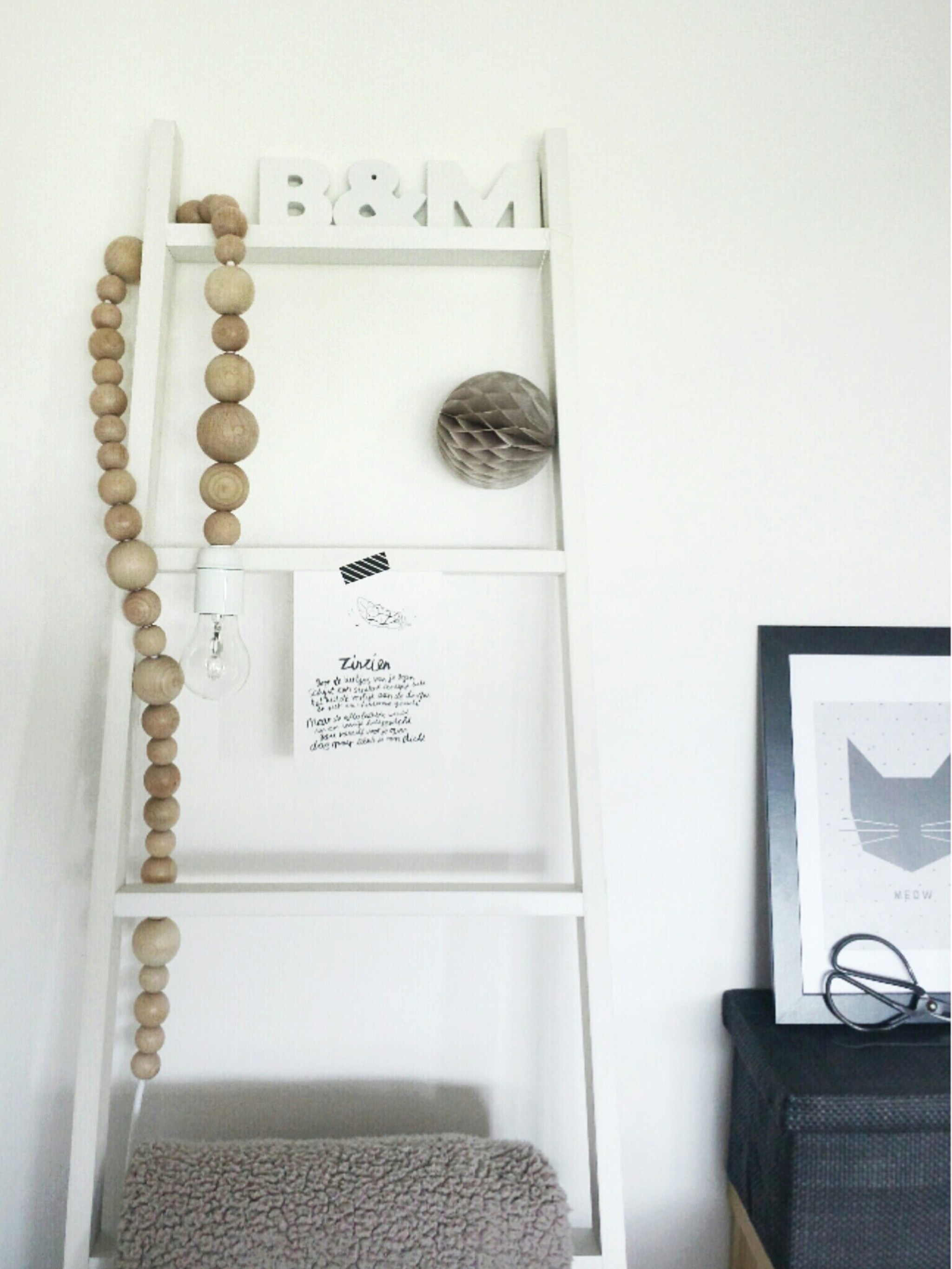 zelfgemaakte lamp met houten kralen