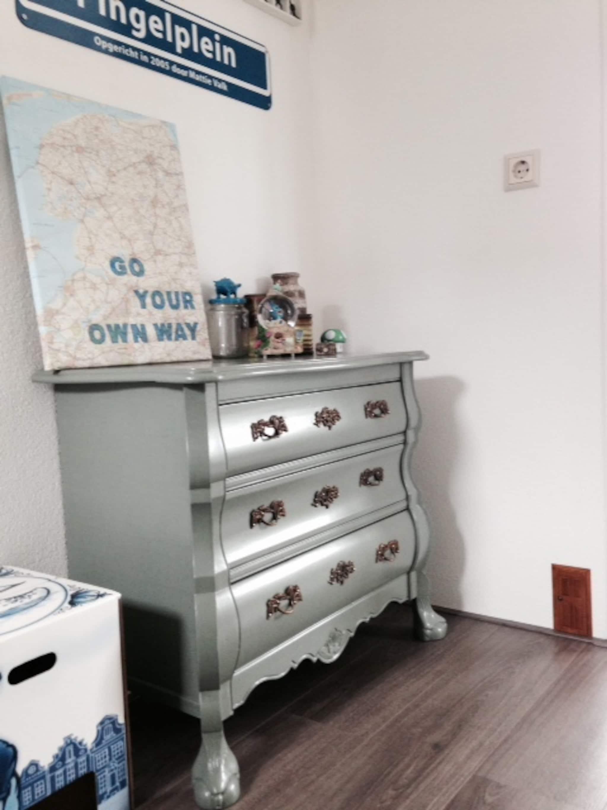 opgeknapt kastje zelfmaak kunst en een kleine bewoner