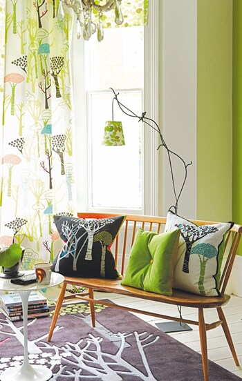 beeld vtwonen Designers Guild heeft een nieuwe stofcollectie, Manhattan. De vijf dessins ogen retro en tegelijk modern grafisch. Bloemen, bladeren en bomen voeren de boventoon, gemixt met zwart, zilver- en goudkleurig. Er zijn ook vijf bijpassende vloerkleden ontworpen.