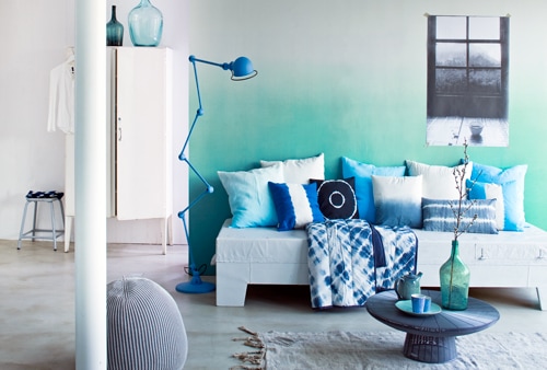 beeld vtwonen tie-dye-bank-DIY-turquoise-blauw-wit