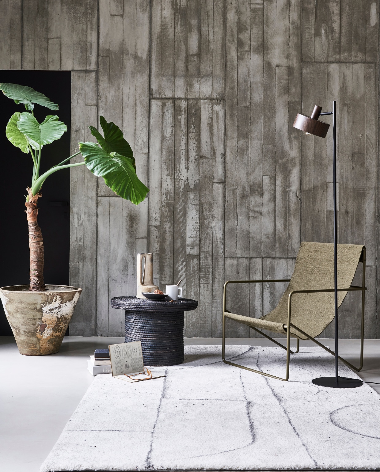 Metalen vloerlamp Woody, 28x43x160 cm (lxbxh), exclusief lichtbron € 149,-. Vloerkleed Abstract in crème, 160x230 cm € 199,-. M.m.v. couleurlocale.eu (salontafel, vaas), vtwonen.nl (fauteuil Desert van Ferm Living). Overig privébezit. vtwonen 11-2021 | productie Tanja Saarberg | styling Marlies Does | fotografie Bart Brussee\n