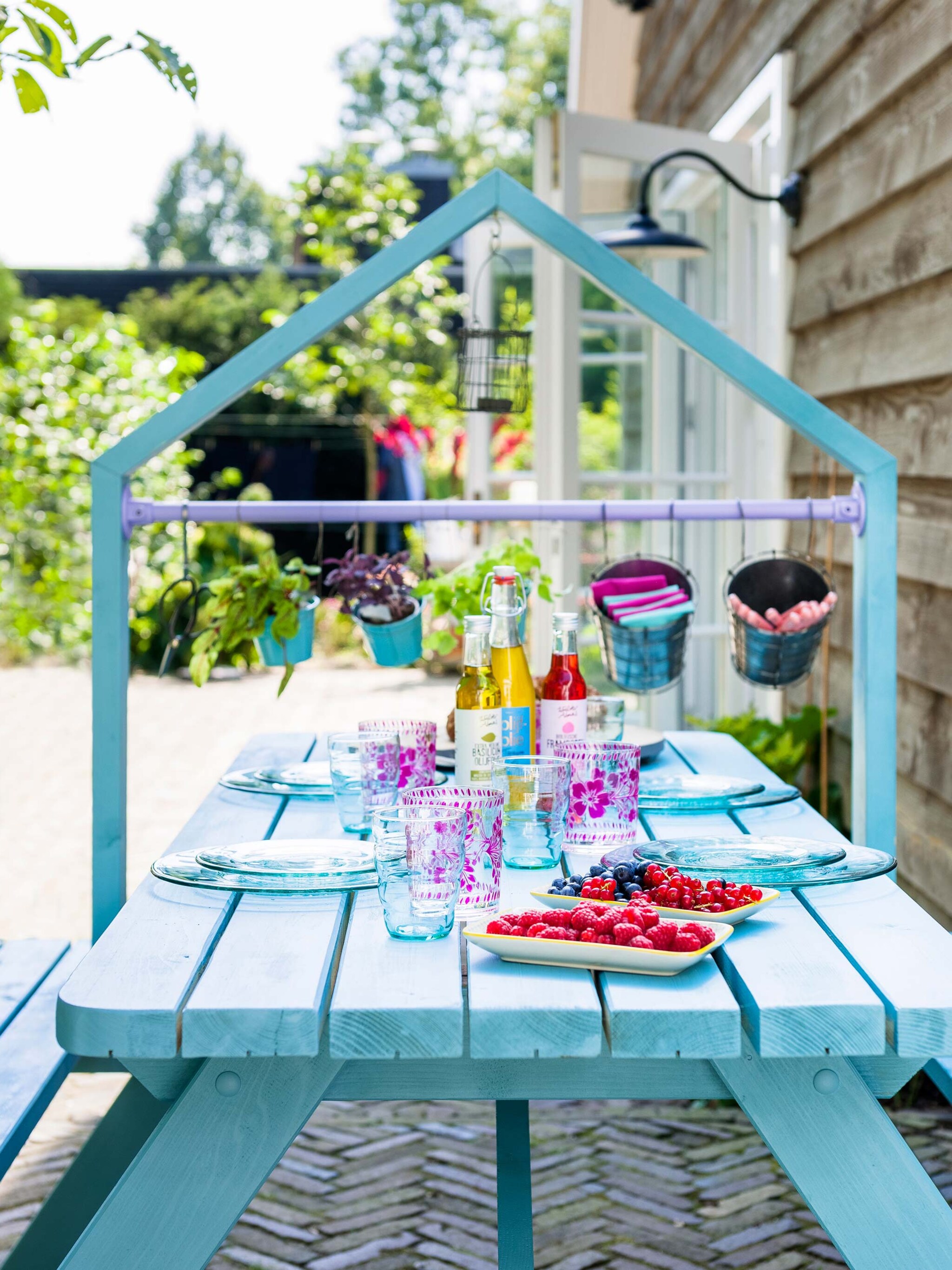 zomers genieten van de zelfgemaakte tuintafel