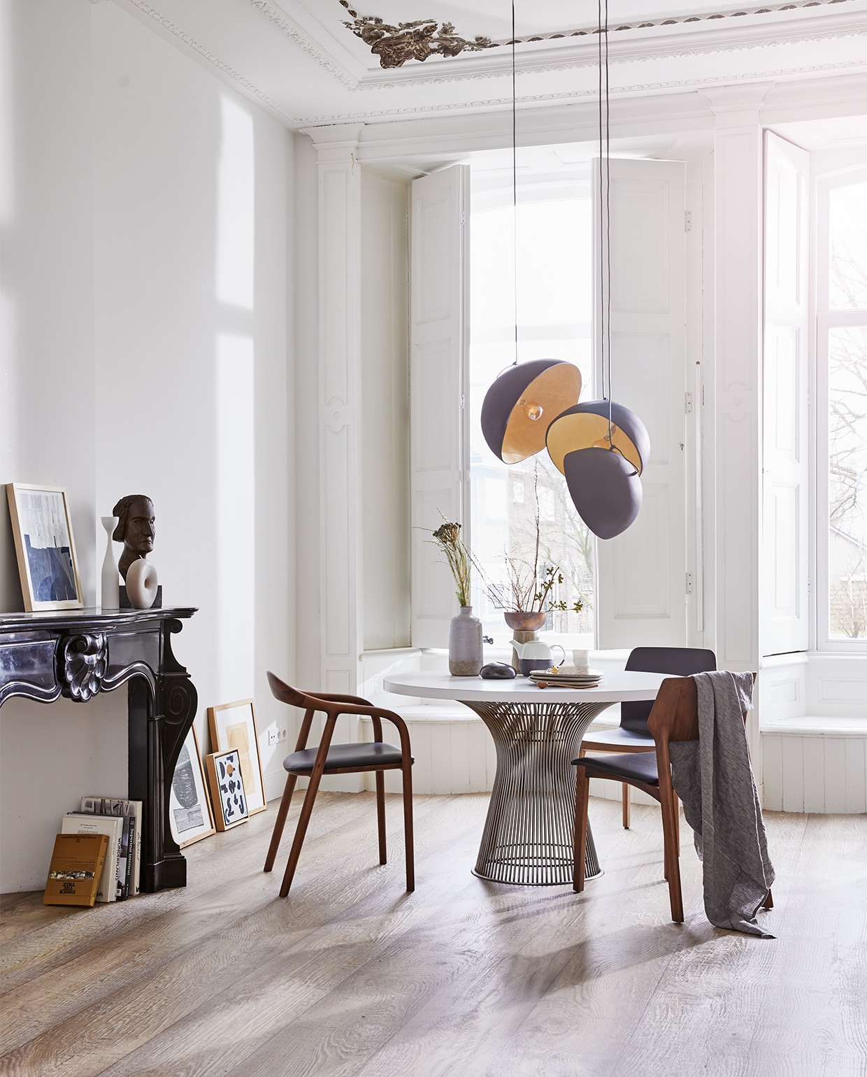 M.m.v. Neef Louis (tafelblad, ornament op schouw), De Machinekamer (onderstel tafel), Goeds (donkergrijze vaas, eetkamerstoelen), xandl.nl (hanglampen), Sukha Amsterdam (lijsten met stof, plaid), anneoldekalter.com (lijsten met posters), Things I Like Things I Love (vaas met kom, grijze vaas, houten lepel), MaisonNL (theepot), Serax (witte kopjes, borden), Zara Home (witte kandelaar, ronde kaars op de schouw). Overig privébezit. JA | vtwonen 06-2018 | styling Liza Wassenaar | fotografie Jeroen van der Spek