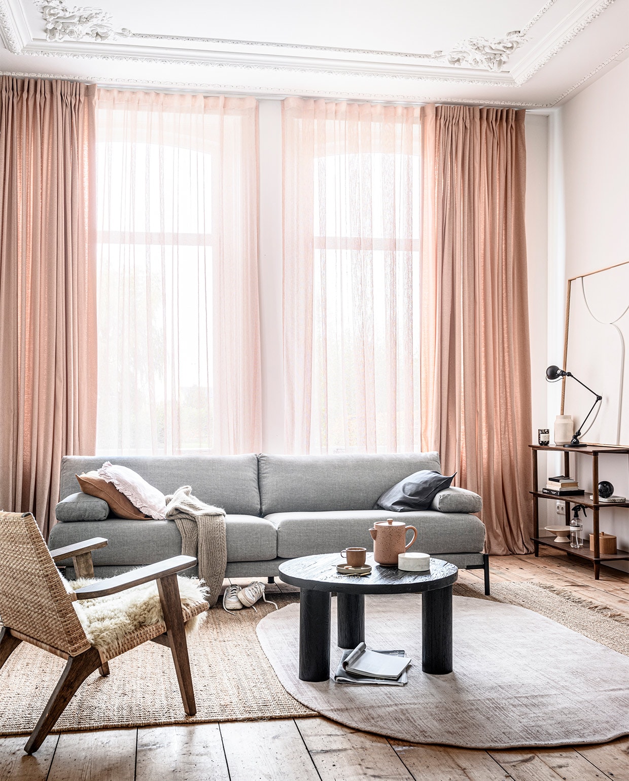 Gordijn op maat (2x) in stof Tweed met Wave plooi kleur 1147, per meter € 23,99. Transparant gordijn op maat in stof Weave kleur 2713, per meter € 27,99.M.m.v. hkliving.nl (fauteuil, vloerkleden, baklijst met artwork, schaal op voet, kist van hout), basiclabel.nl (bank Sleeve van vtwonen), loods5.nl (salontafel, kast, mok, theepot), hm.com (kussens op bank, wollen trui, marmeren opbergdoos, marmeren bal, glazen windlicht), extravert.nl (Jieldé lamp), marie-stella-maris.com (roomspray), adidas.nl (sneakers). Overig privébezit. vtwonen 13-2020 | styling Marlies Does | fotografie Sjoerd Eickmans | productie Tanja Saarberg