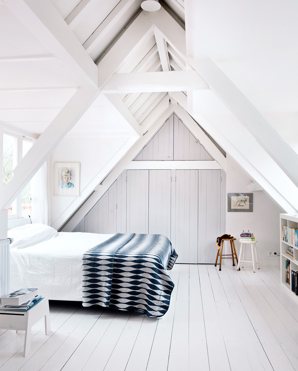 Grote kast en bedombouw zijn op maat gemaakt (Combitex). De kast is geschilderd in de kleur Bone van Farrow &amp; Ball (De Ru). Linnen kussen Jade Green van By Mölle, linnen kussen Jade Moss Green van By Mölle, linnen kussen Jade Green van By Mölle (vtwonen.nl). Linnen kussens groen en grijs, witte porseleinen potten met deksel en etiket, houten ronde doos (De Weldaad). Vloerkleed, wit met zandkleurige mand, ecru kussen (Madam Stoltz). Gevoerde Ikat sprei, katoenen Ikat kaftan, marmeren zeepbakje op badplank, marmeren beker in kast (Nordal). Stoel Butterfly van Ercol (De Machinekamer). Ochtendjas gestreept, witte wafeldoek, grijze handdoek (Zara Home). Vrijstaand bad Nijl, badplank (Ton Scholten). Badborstel, Loofah spons (Dille &amp; Kamille). Linnen dekbedovertrek in Misty grey, kussensloop Misty Grey (By Mölle). Witte beker, wit kommetje in kast, kan (Kitchen Trend Products). Ronde doos met goudkleurig deksel, rieten mandjes in kast (H&amp;M Home). Tadelakt zandkleurig potje met deksel (Maison NL). JA | vtwonen 10-2016 | fotografie Ernie Enkelaar