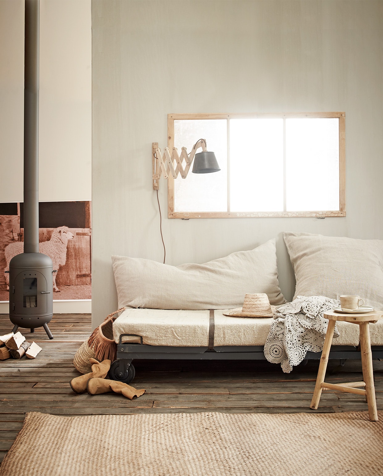 Bijzettafel Weylandts. Slaapbank Giraffe Designs. Plaid Woolworths. Kussens Oooh Interiors. Grafisch kunstwerk Vicky Sanders. Koeienhuid African Leather and Skins. Salontafel Coricraft. vtwonen 08-2013 | styling Marianne Luning | fotografie Tjitske van Leeuwen