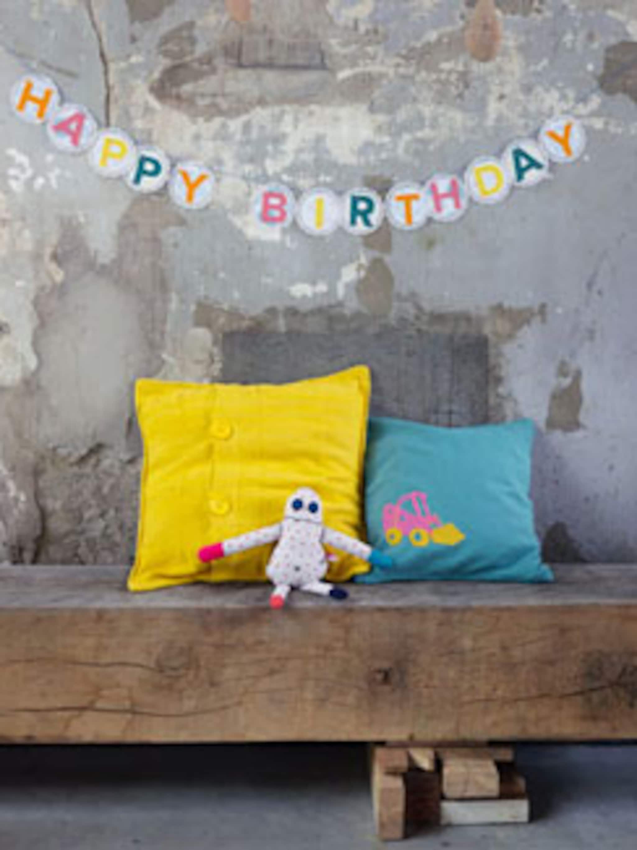 happy birthday met vrolijke verjaardagsslinger
