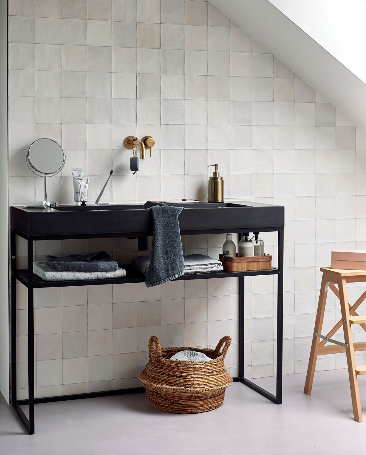 Wandtegel Craft Egg White mat, 12,5×12,5, ook verkrijgbaar in de kleuren Aqua, Light Grey, Off Black, Midnight Blue en Blusher (vtwonen). M.m.v.: Galvano/vtwonen (wastafel, kraan), Ikea (trapje), Loods5 (mand, cosmetische producten), HK Living (houten bakje). Handdoeken vtwonen.nl